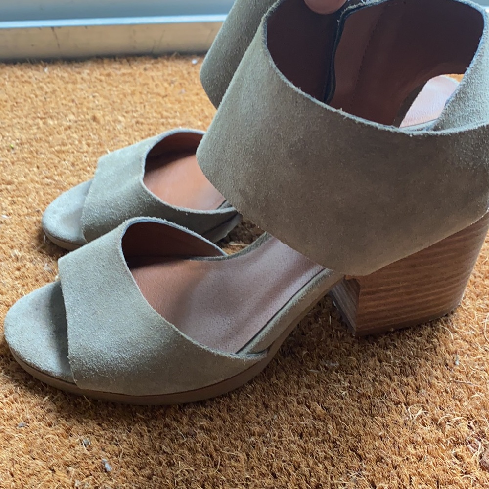 Lucky Brand ankle wrap suede sandals size 7